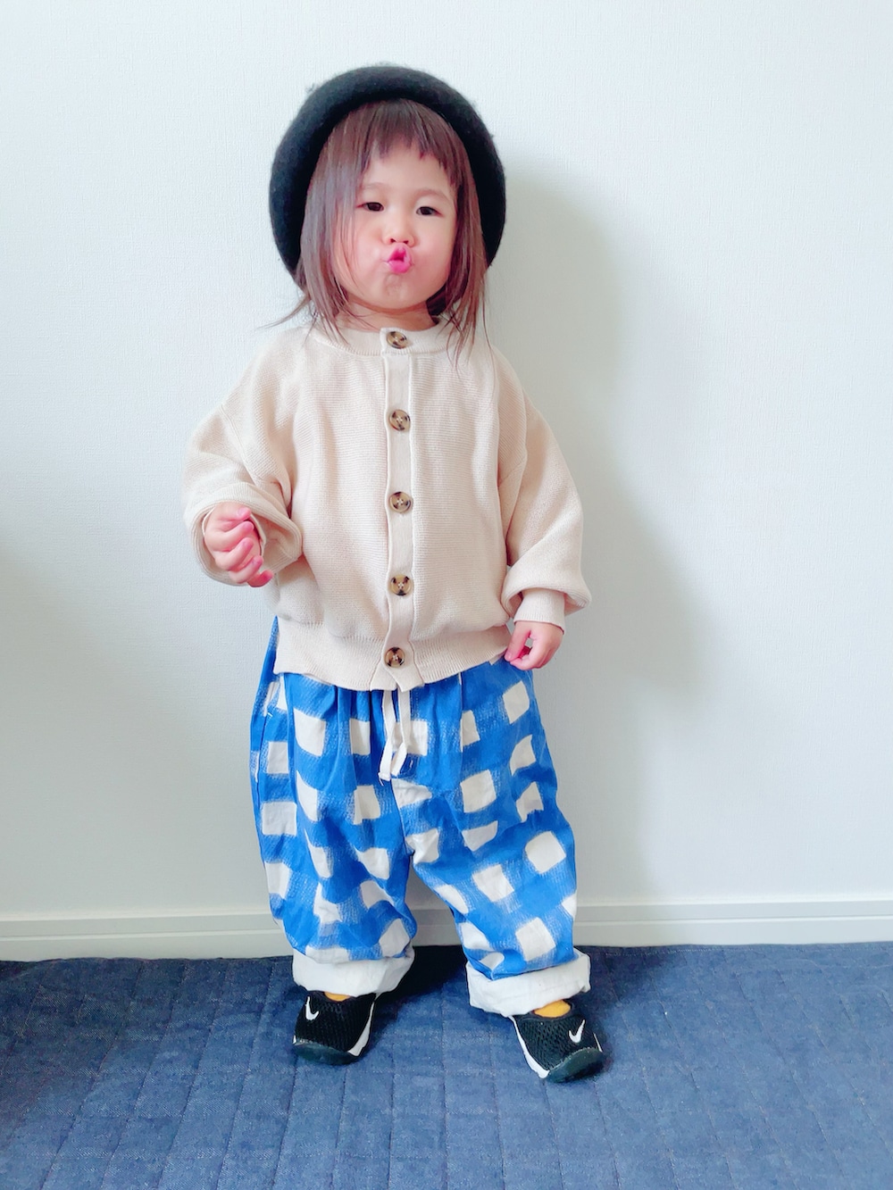 ホワイト系のカーディガン/ボレロ、ブルー系のその他パンツ、ブラック系のスニーカーを着用したキッズの秋コーディネートの2枚目の写真