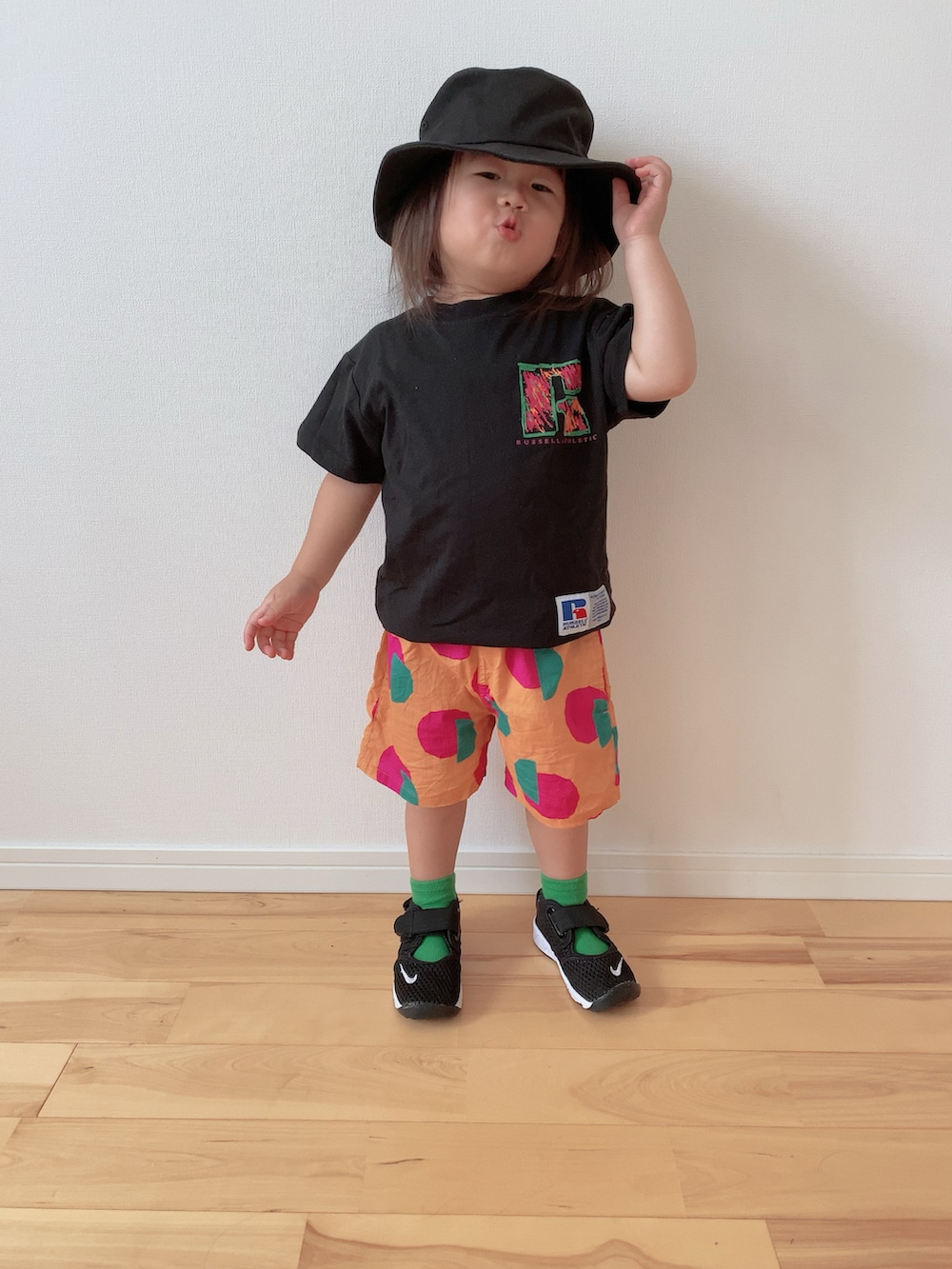 ブラック系のTシャツ/カットソー、オレンジ系のその他パンツ、ブラック系のスニーカーを着用したキッズの夏コーディネートの2枚目の写真