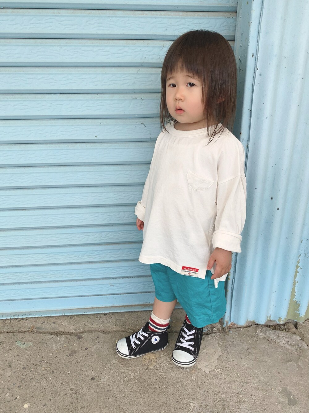 ホワイト系のTシャツ/カットソー、ブルー系のパンツ、ブラック系のスニーカーを着用したキッズの春コーディネートの2枚目の写真