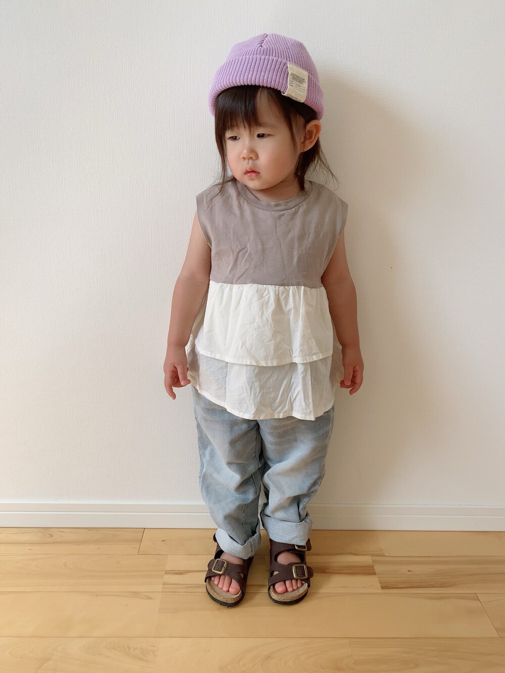 ブラウン系のTシャツ/カットソー、ブルー系のデニムパンツ、ブラウン系のサンダルを着用したキッズの夏コーディネートの2枚目の写真