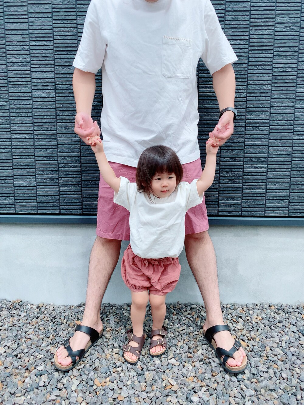 ホワイト系のTシャツ/カットソー、ピンク系のパンツ、ブラウン系のサンダルを着用したキッズの夏コーディネートの2枚目の写真
