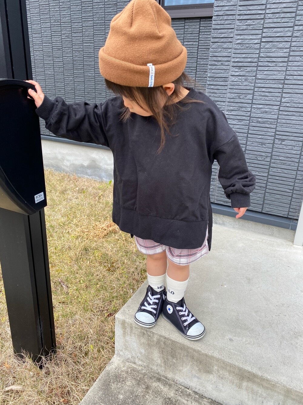 ベージュ系のその他パンツ、ブラック系のスウェット、ブラウン系のニットキャップ/ビーニーを着用したキッズの春コーディネートの4枚目の写真