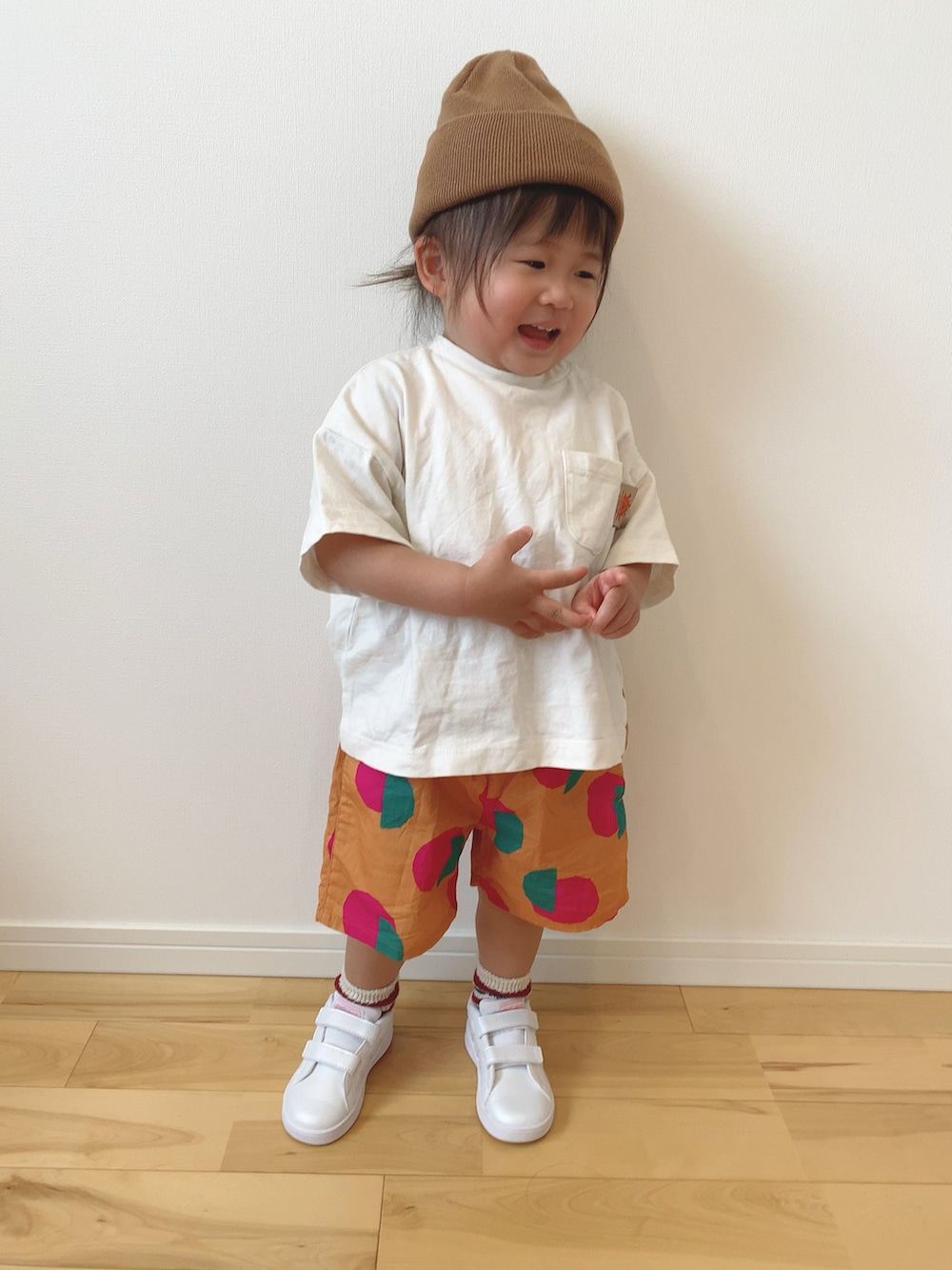 ホワイト系のTシャツ/カットソー、オレンジ系のその他パンツ、ホワイト系のスニーカーを着用したキッズの夏コーディネートの2枚目の写真