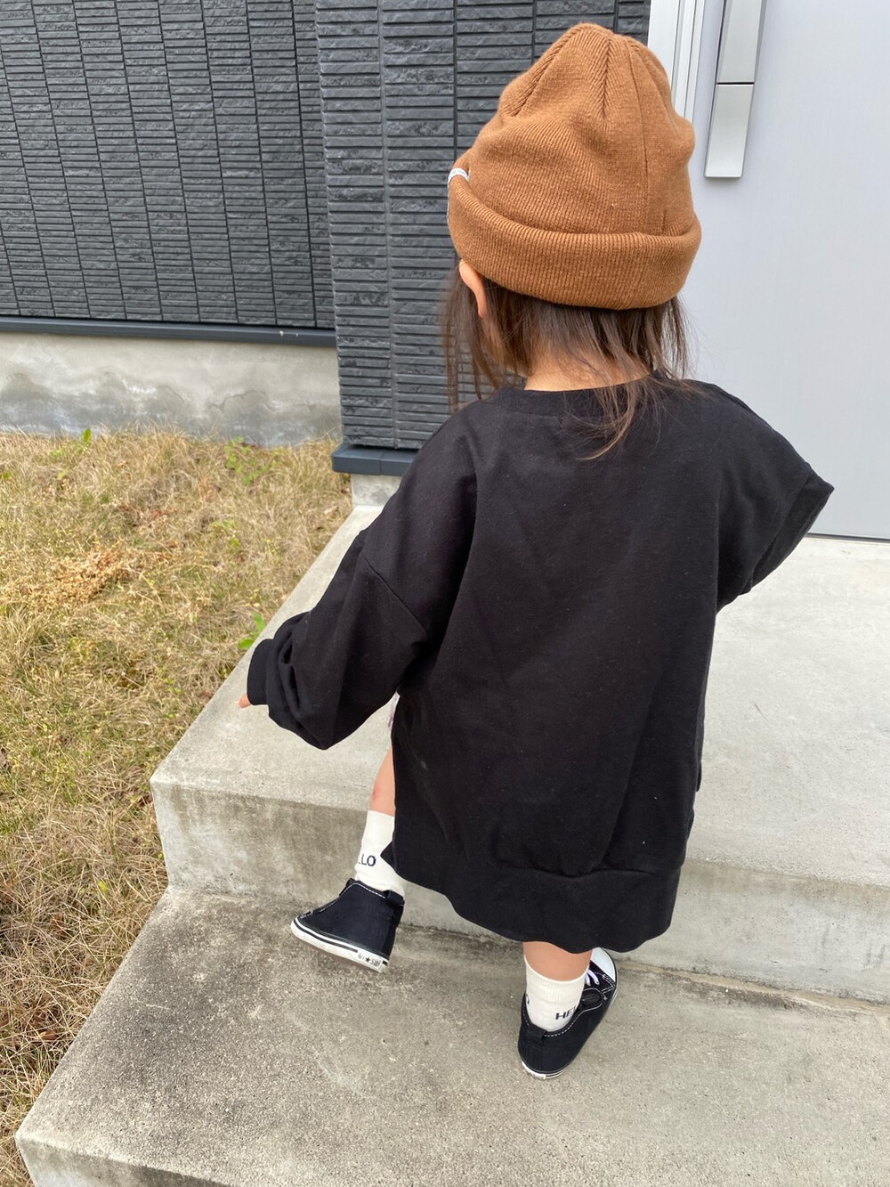 ベージュ系のその他パンツ、ブラック系のスウェット、ブラウン系のニットキャップ/ビーニーを着用したキッズの春コーディネートの3枚目の写真