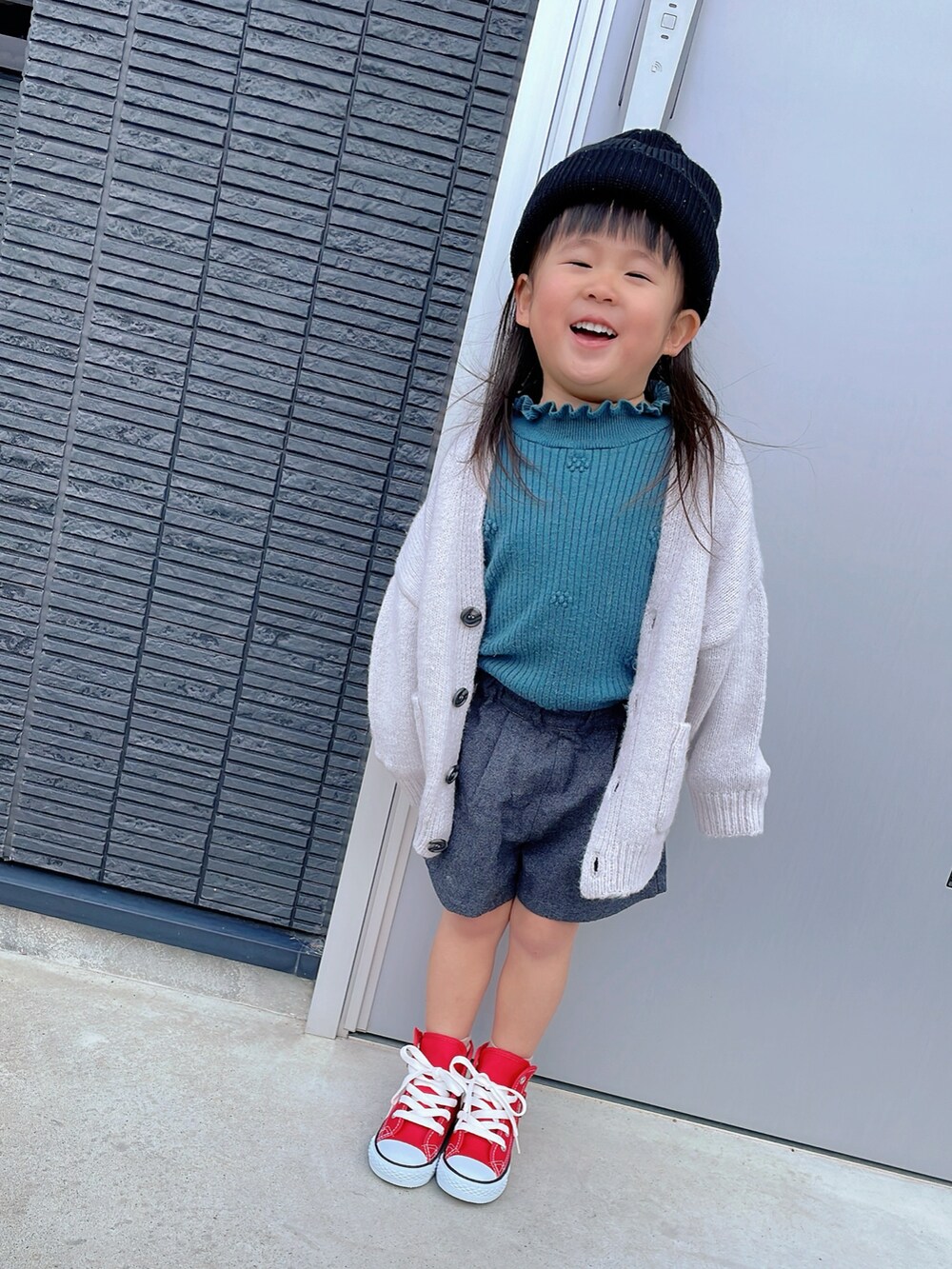 グレー系のカーディガン/ボレロ、グリーン系のニット/セーター、グレー系のその他パンツを着用したキッズの春コーディネートの2枚目の写真