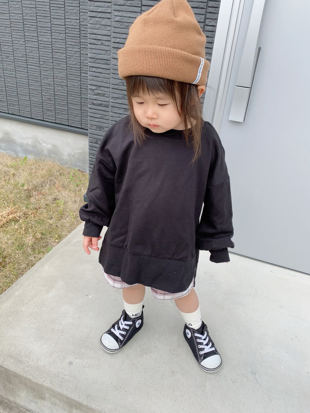 ベージュ系のその他パンツ、ブラック系のスウェット、ブラウン系のニットキャップ/ビーニーを着用したキッズの春コーディネートの2枚目の写真