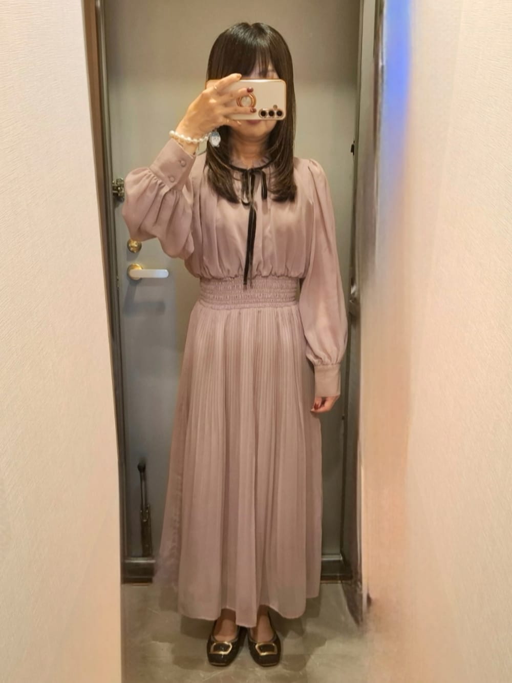 ベージュ系のワンピース、ブラウン系のカーディガン/ボレロ、その他のその他を着用したレディースの秋コーディネートの2枚目の写真