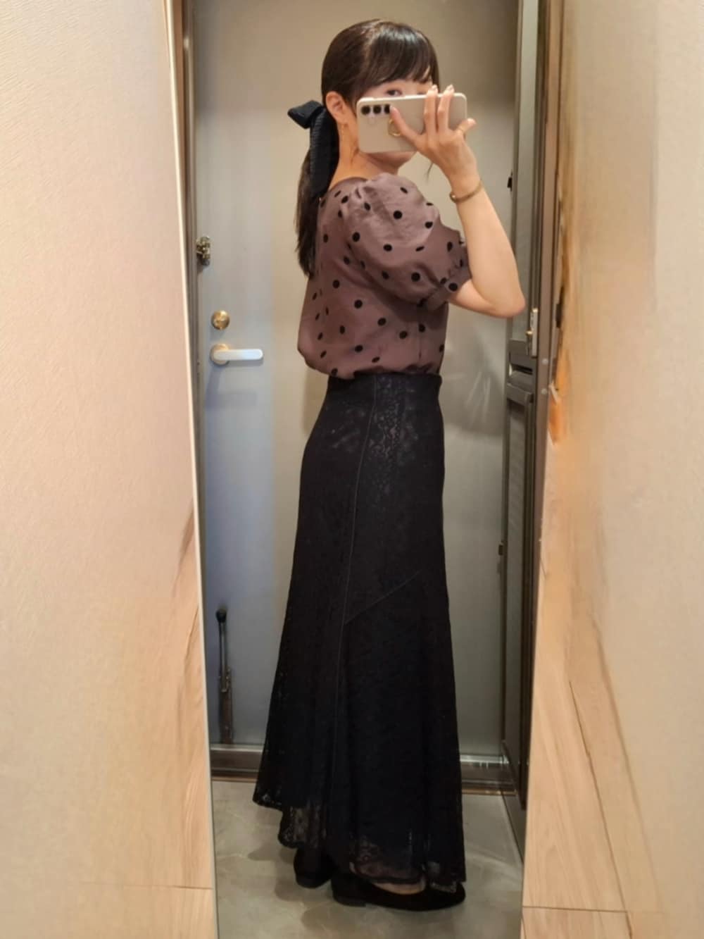 ブラック系のスカート、その他のシャツ/ブラウス、その他のその他を着用したレディースの夏コーディネートの2枚目の写真