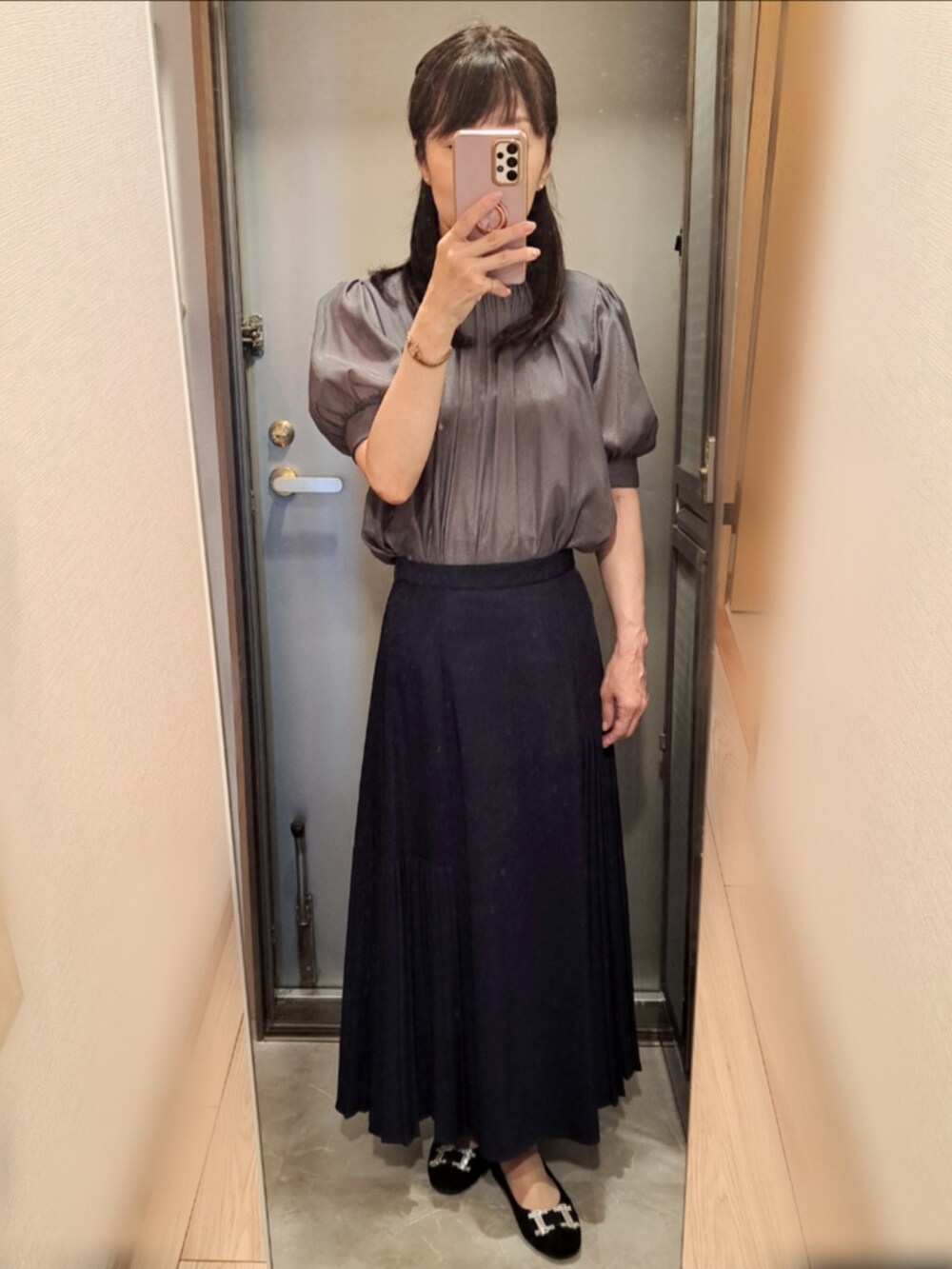 ブルー系のスカート、グレー系のシャツ/ブラウス、ブラック系のパンプスを着用したレディースの秋コーディネートの2枚目の写真