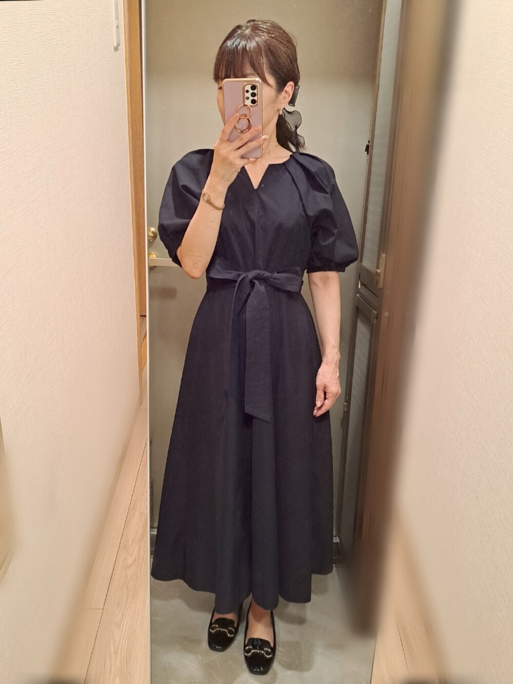 ベージュ系のパンプス、ブラック系のワンピース、その他のその他を着用したレディースの夏コーディネートの2枚目の写真