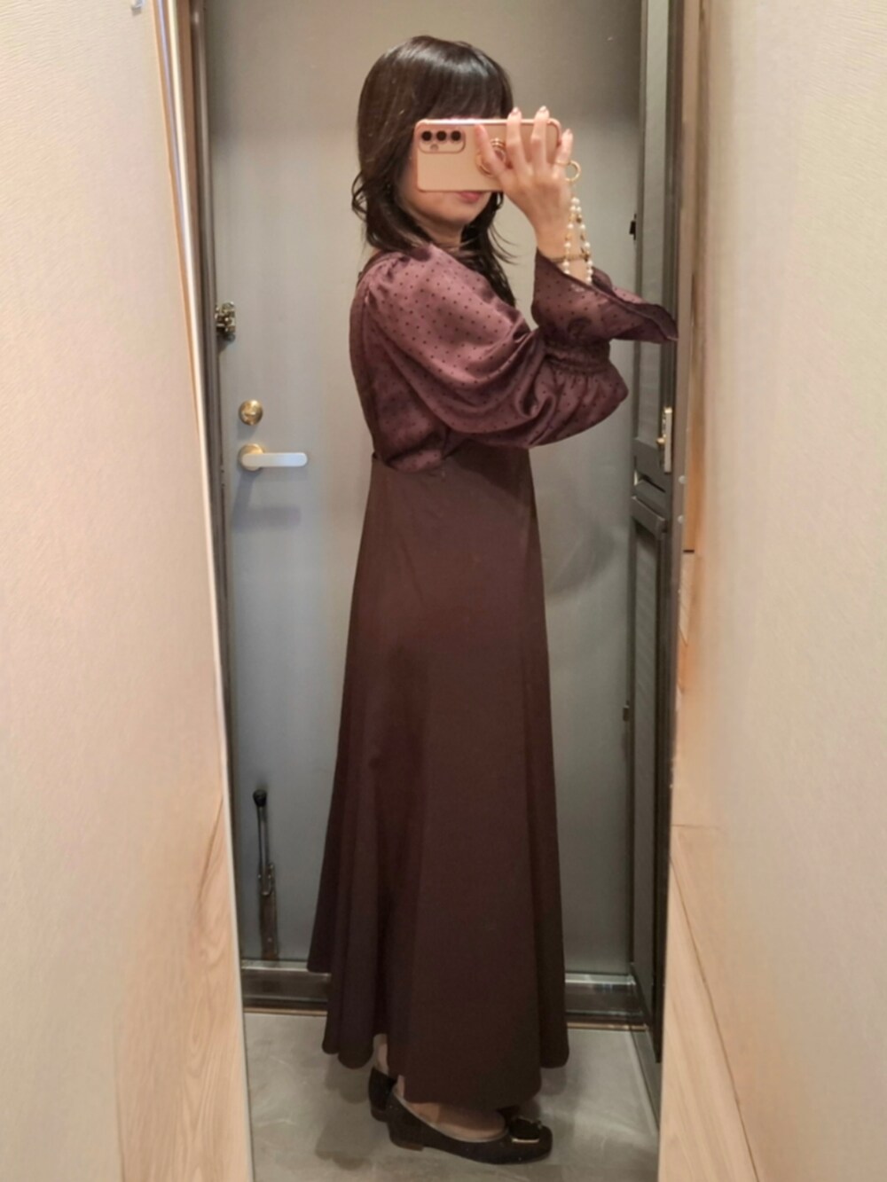 ブラウン系のワンピース、ブラウン系のシャツ/ブラウス、その他のその他を着用したレディースの秋コーディネートの2枚目の写真