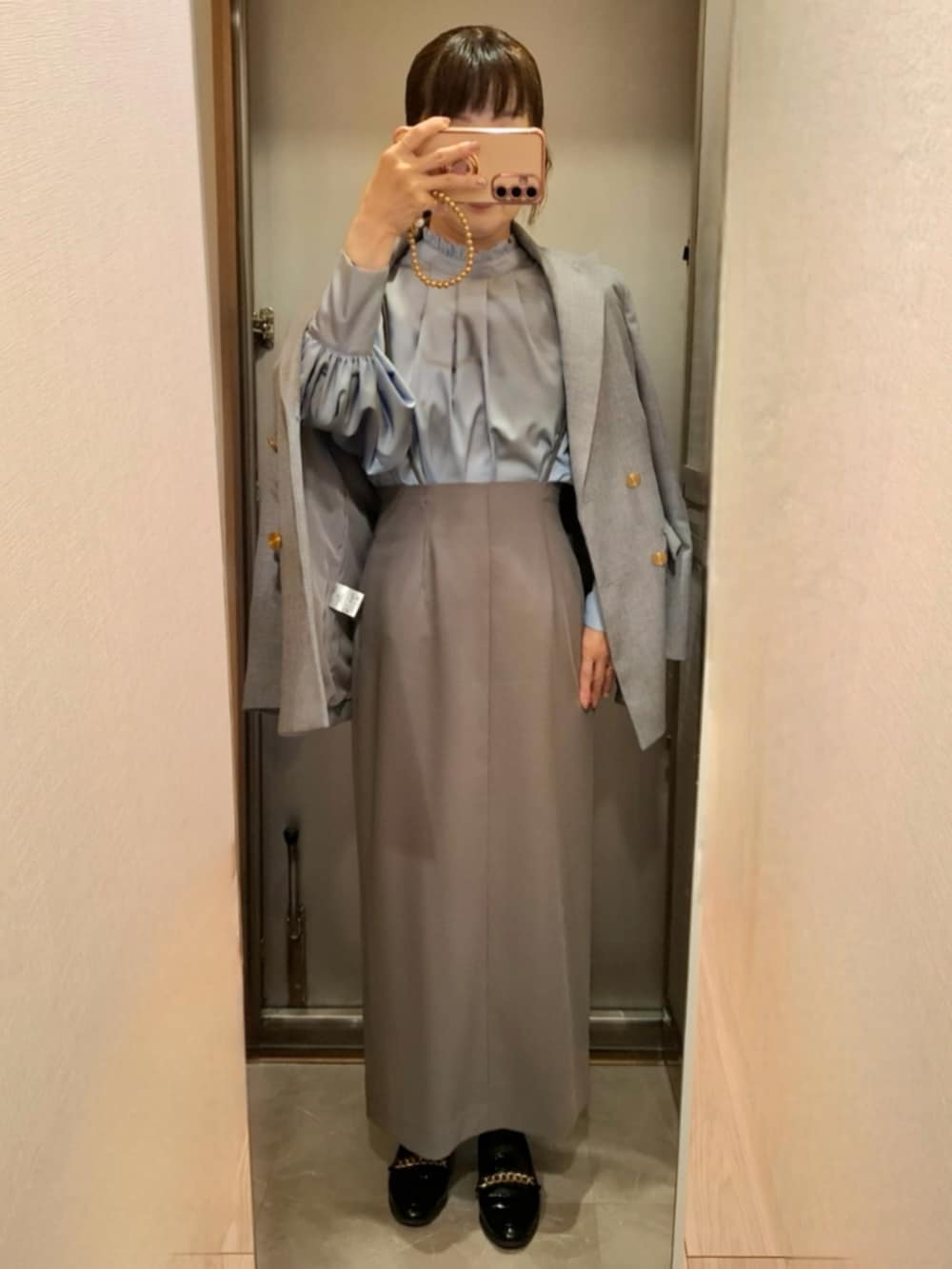 ブラック系のローファー、ブラック系のスカート、その他のその他を着用したレディースの春コーディネートの2枚目の写真