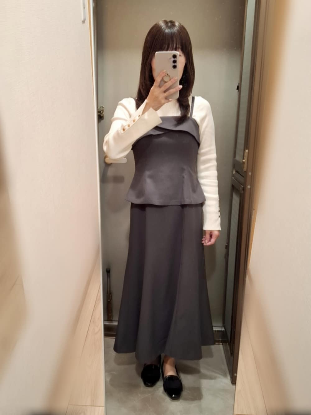 「キャミワンピ、ダブルジャケット、金ボタン、リボンパンプス、今日のコーデ、お仕事コーデ、オフィスカジュアル、おしゃれさんと繋がりたい」｜「NATURAL BEAUTY BASICの◇ペプラムキャミドッキングジャンスカ（ジャンパースカート、グレー系）」を使った、yukoさん（レディース・153cm）の春コーディネートの2枚目の写真