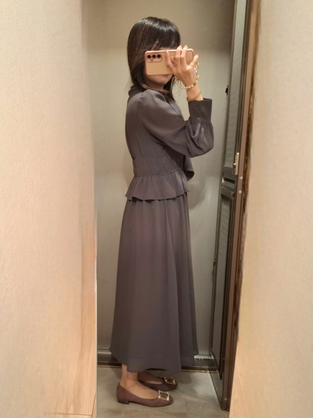 グレー系のワンピース/ドレス、ベージュ系のパンプス、その他のその他を着用したレディースの秋コーディネートの2枚目の写真