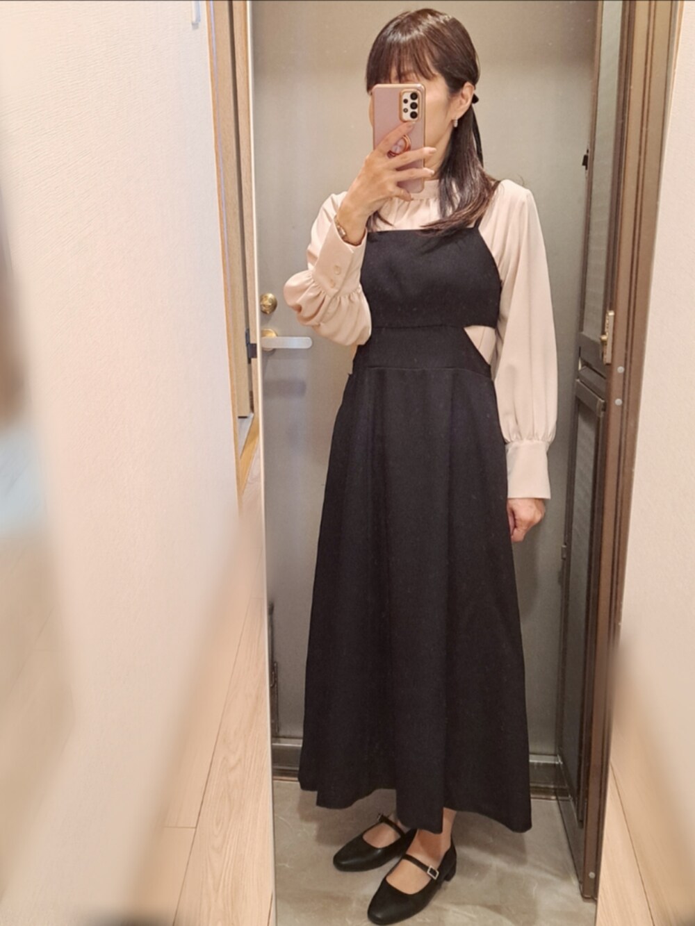 ブラック系のパンプス、ブラック系のジャンパースカート、その他のその他を着用したレディースの秋コーディネートの2枚目の写真