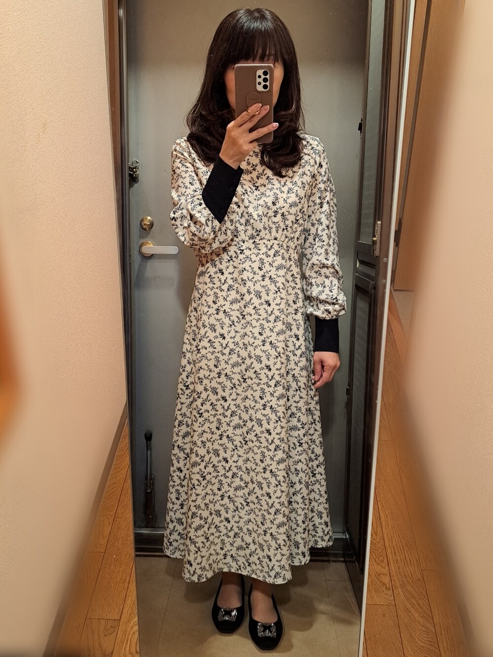 ホワイト系のワンピース、ブラック系のライダースジャケット、その他のその他を着用したレディースの春コーディネートの2枚目の写真