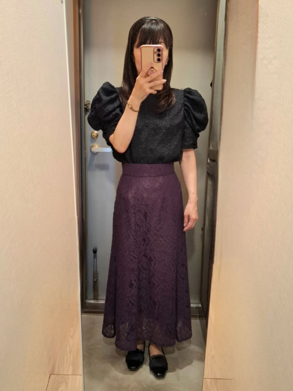 パープル系のスカート、ホワイト系のシャツ/ブラウス、ブラック系のローファーを着用したレディースの秋コーディネートの2枚目の写真