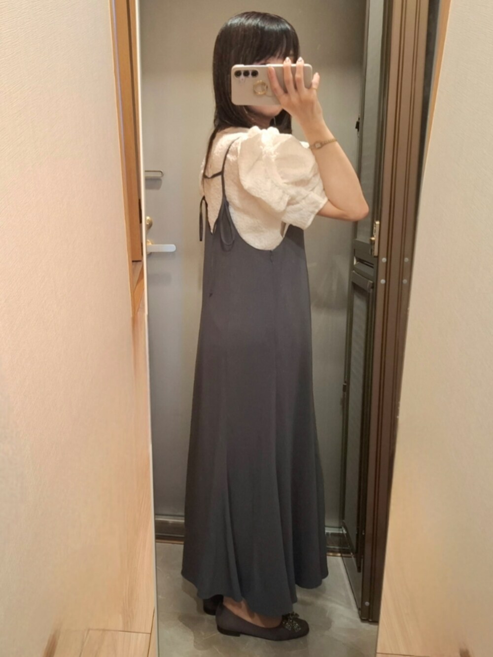 グレー系のワンピース、ホワイト系のシャツ/ブラウス、その他のその他を着用したレディースの夏コーディネートの2枚目の写真