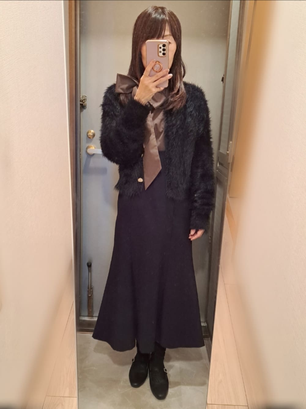 ブラウン系のシャツ/ブラウス、ブラック系のスカート、ブラック系のパンプスを着用したレディースの秋コーディネートの2枚目の写真