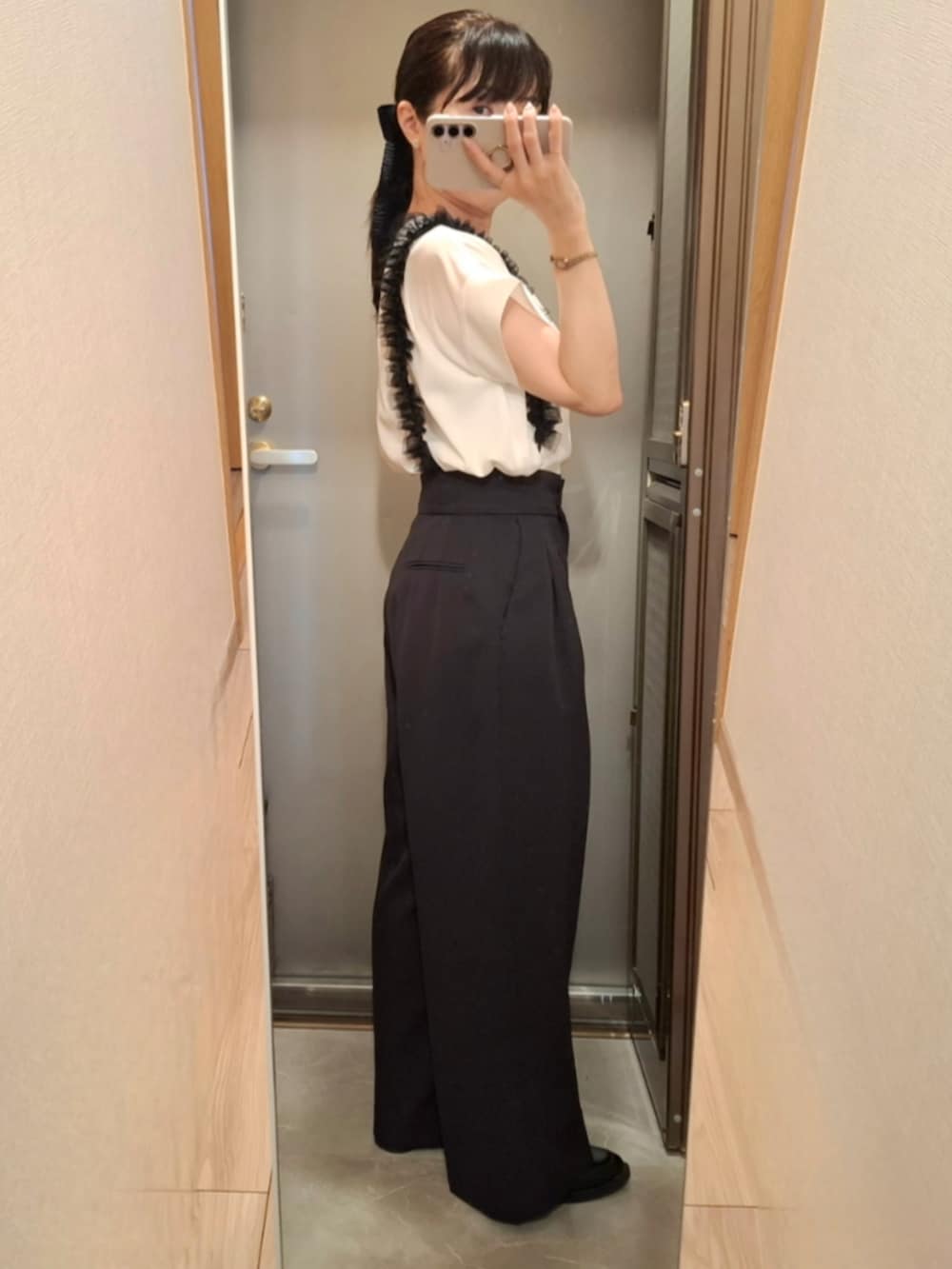 ブラック系のその他パンツ、その他のその他を着用したレディースの夏コーディネートの2枚目の写真