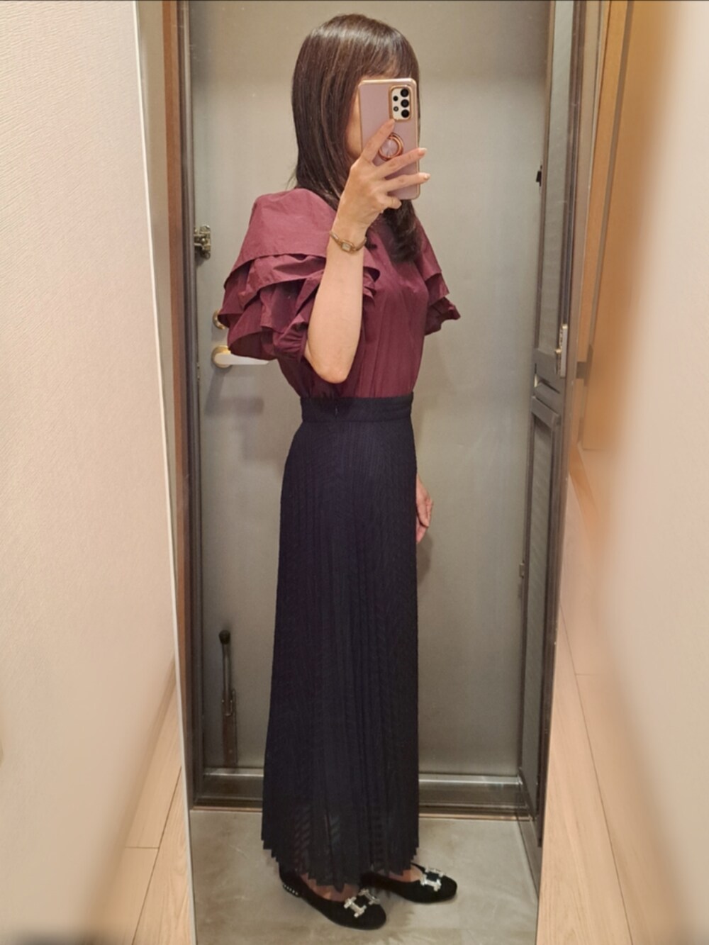 ブラック系のスカート、ブラウン系のシャツ/ブラウス、ブラック系のパンプスを着用したレディースの秋コーディネートの2枚目の写真