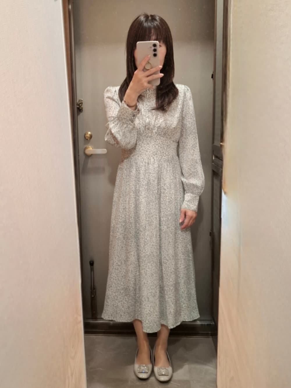 グリーン系のワンピース、グレー系のカーディガン/ボレロ、その他のその他を着用したレディースの春コーディネートの2枚目の写真