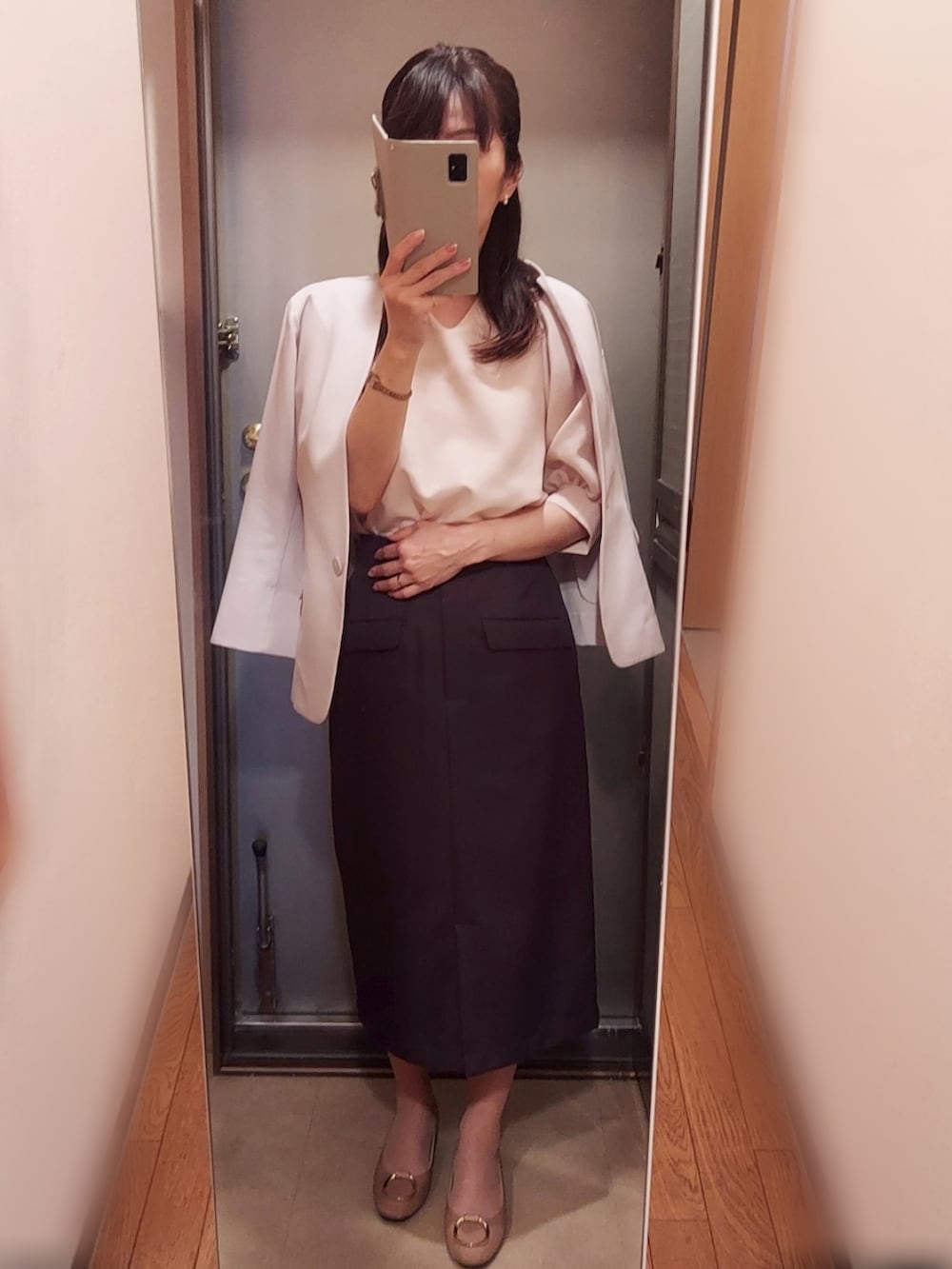 ベージュ系のシャツ/ブラウス、ブラウン系のスカート、その他のその他を着用したレディースの春コーディネートの2枚目の写真