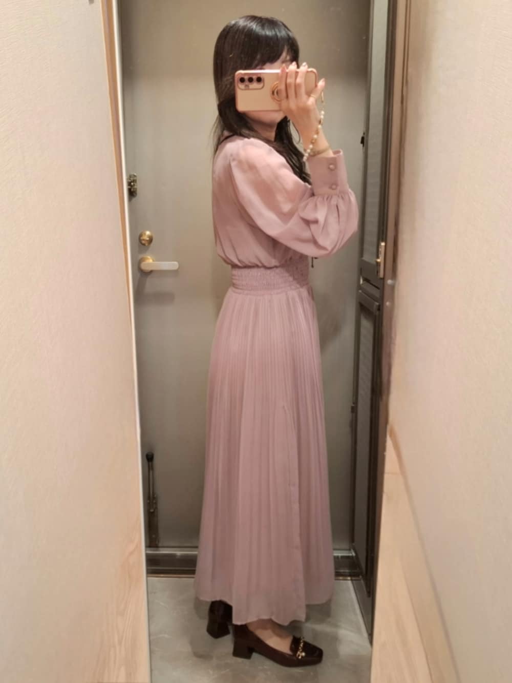 レッド系のパンプス、ベージュ系のワンピース、その他のその他を着用したレディースの秋コーディネートの2枚目の写真