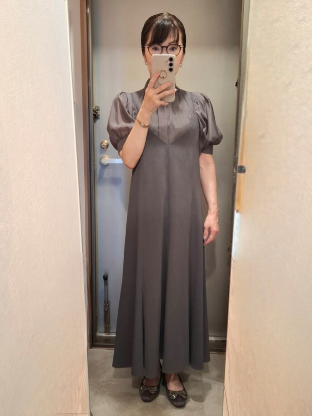 グレー系のワンピース/ドレス、グレー系のシャツ/ブラウス、その他のその他を着用したレディースの夏コーディネートの2枚目の写真