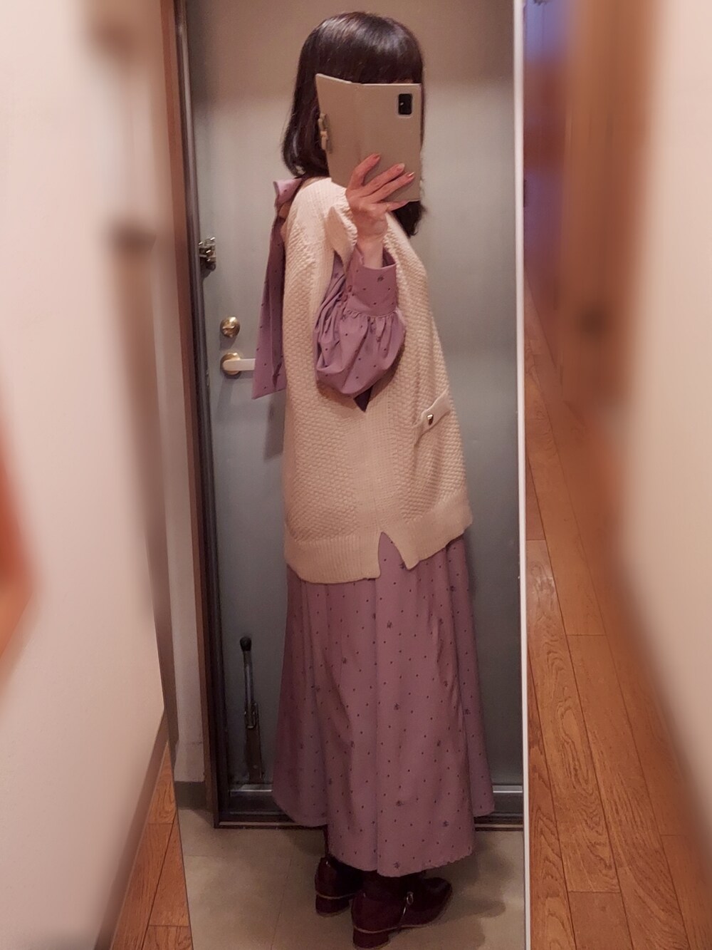 ベージュ系のベスト、ベージュ系のワンピース/ドレス、レッド系のパンプスを着用したレディースの秋コーディネートの2枚目の写真