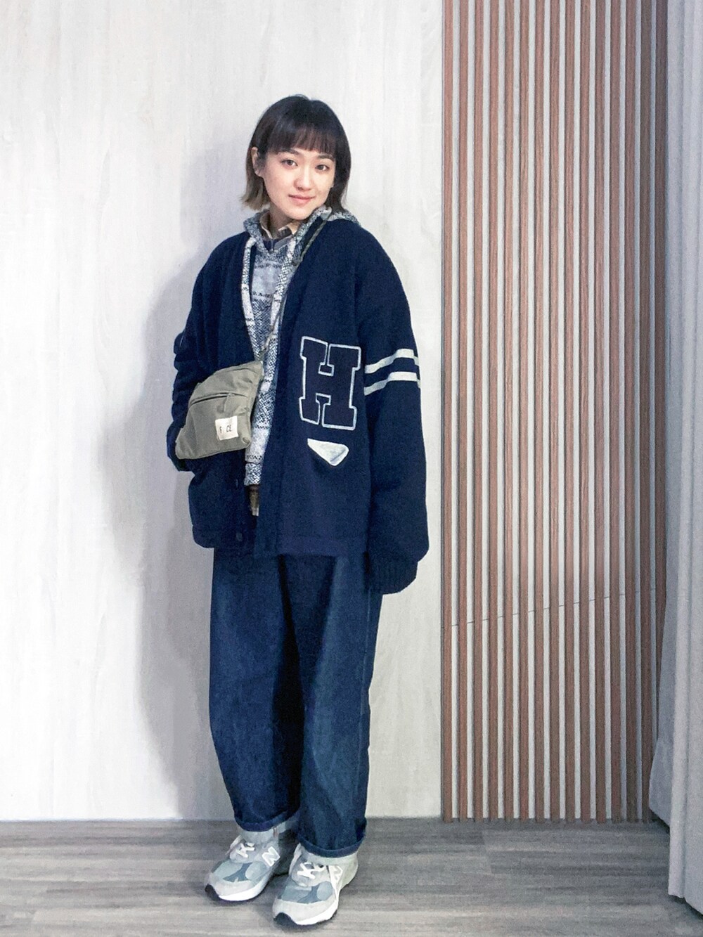 「girl、VINTAGE、BEAMS、B:MING by BEAMS、F/CE.、New Balance、NEWBALANCE、newbalance993」｜「B:MING by BEAMSのSKOOKUM x B:MING by BEAMS / 別注 レタードカーディガン（カーディガン/ボレロ、ブルー系）」を使った、Chaö Yi（あき)さん（レディース・155cm）の冬コーディネートの2枚目の写真