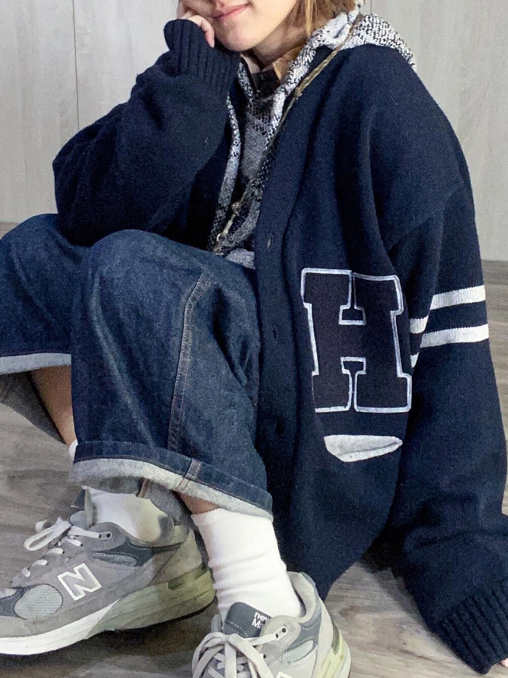 「girl、VINTAGE、BEAMS、B:MING by BEAMS、F/CE.、New Balance、NEWBALANCE、newbalance993」｜「B:MING by BEAMSのSKOOKUM x B:MING by BEAMS / 別注 レタードカーディガン（カーディガン/ボレロ、ブルー系）」を使った、Chaö Yi（あき)さん（レディース・155cm）の冬コーディネートの3枚目の写真