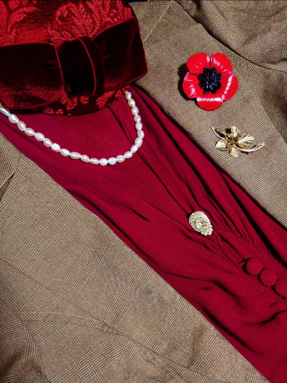 ベージュ系のブーティ、レッド系のワンピース、レッド系のブローチ/コサージュを着用したレディースの冬コーディネートの4枚目の写真