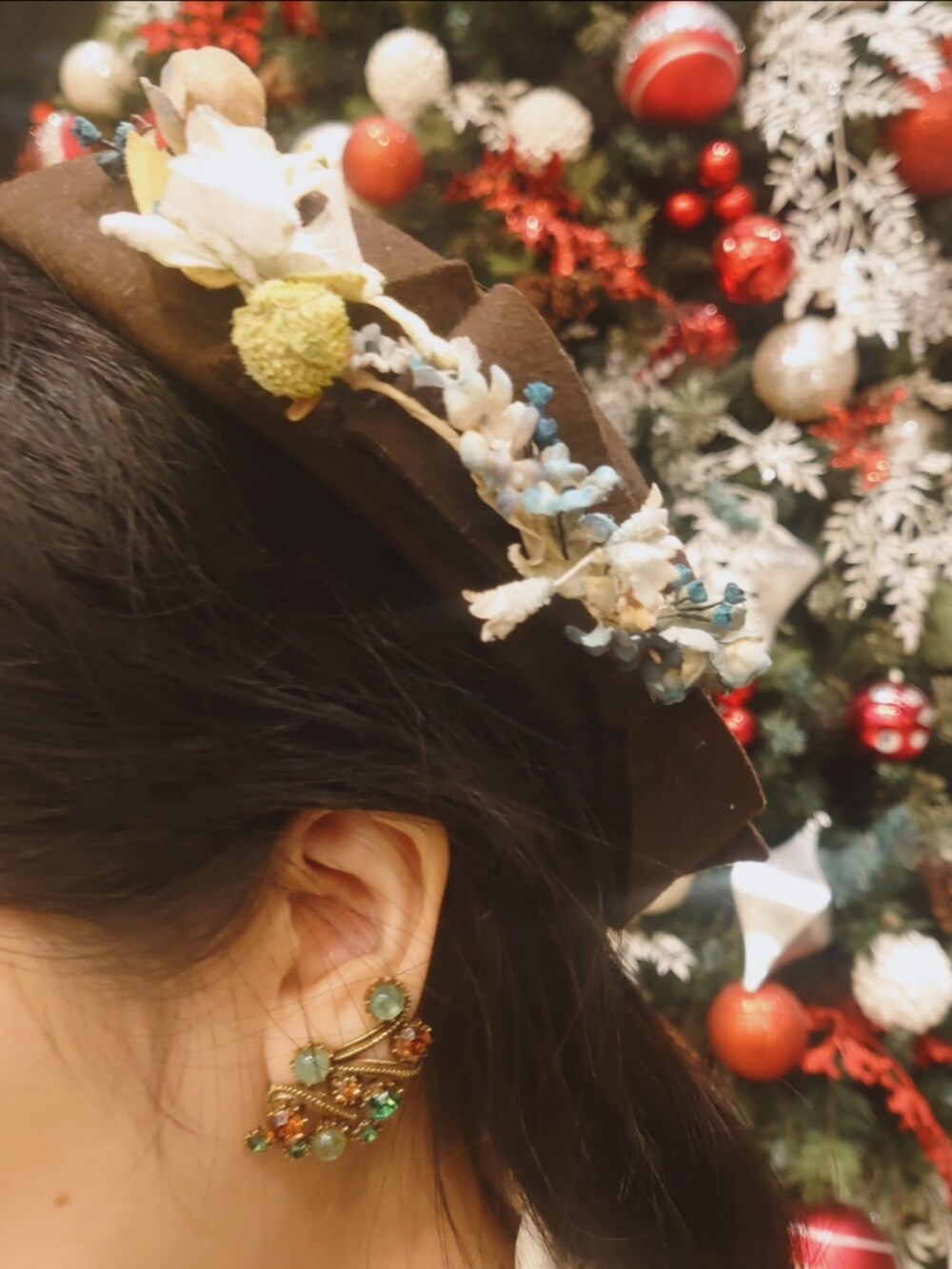 グリーン系のワンピース、ベージュ系のシャツ/ブラウス、ブラウン系のブーツを着用したレディースの冬コーディネートの2枚目の写真