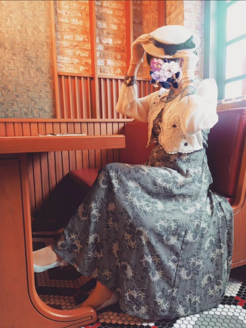 ホワイト系のその他アウター、ブルー系のパンプス、グレー系のワンピースを着用したレディースの春コーディネートの4枚目の写真