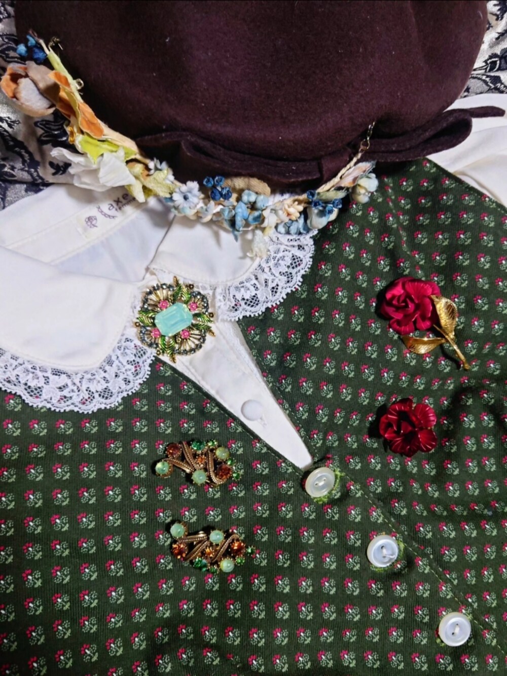 グリーン系のワンピース、ベージュ系のシャツ/ブラウス、ブラウン系のブーツを着用したレディースの冬コーディネートの3枚目の写真