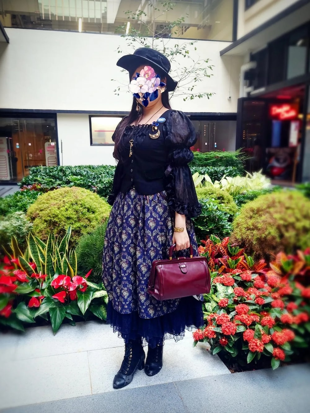 ブラウン系のハンドバッグ、ブラック系のブーツ、ブラック系のシャツ/ブラウスを着用したレディースの春コーディネートの2枚目の写真