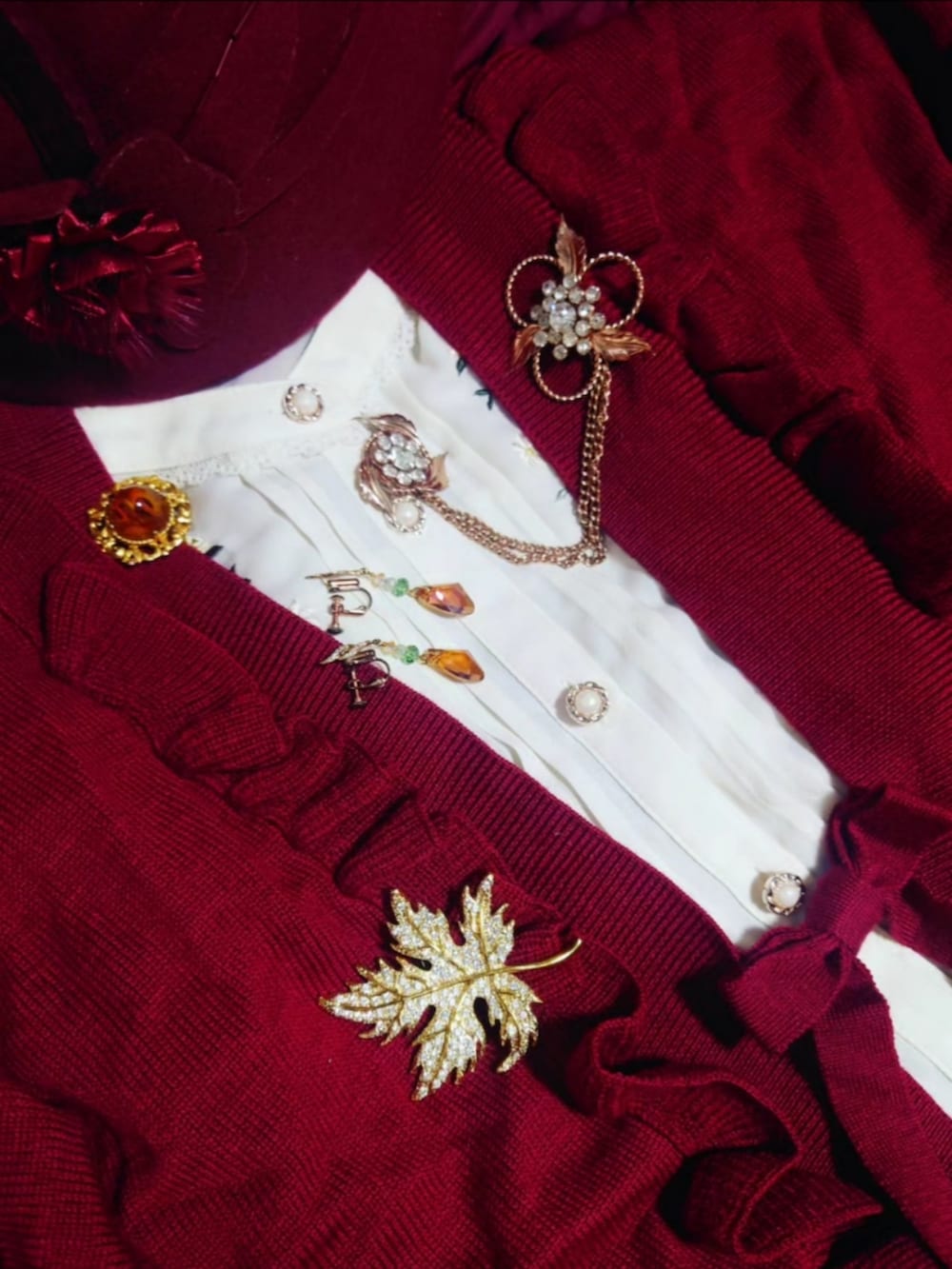 オレンジ系のスカート、レッド系のスカート、ブラウン系のブーツを着用したレディースの秋コーディネートの2枚目の写真