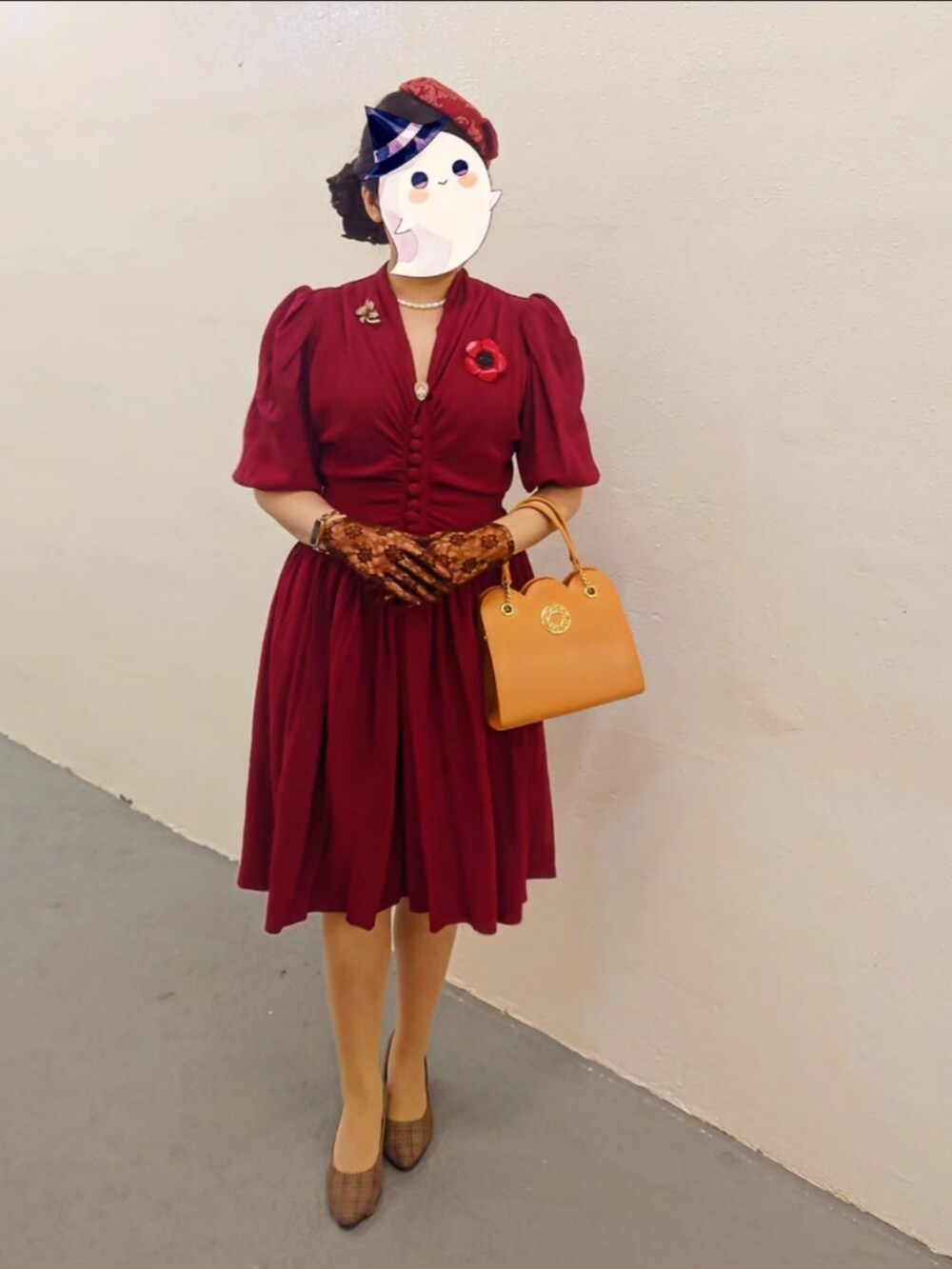 ベージュ系のブーティ、レッド系のワンピース、レッド系のブローチ/コサージュを着用したレディースの冬コーディネートの2枚目の写真