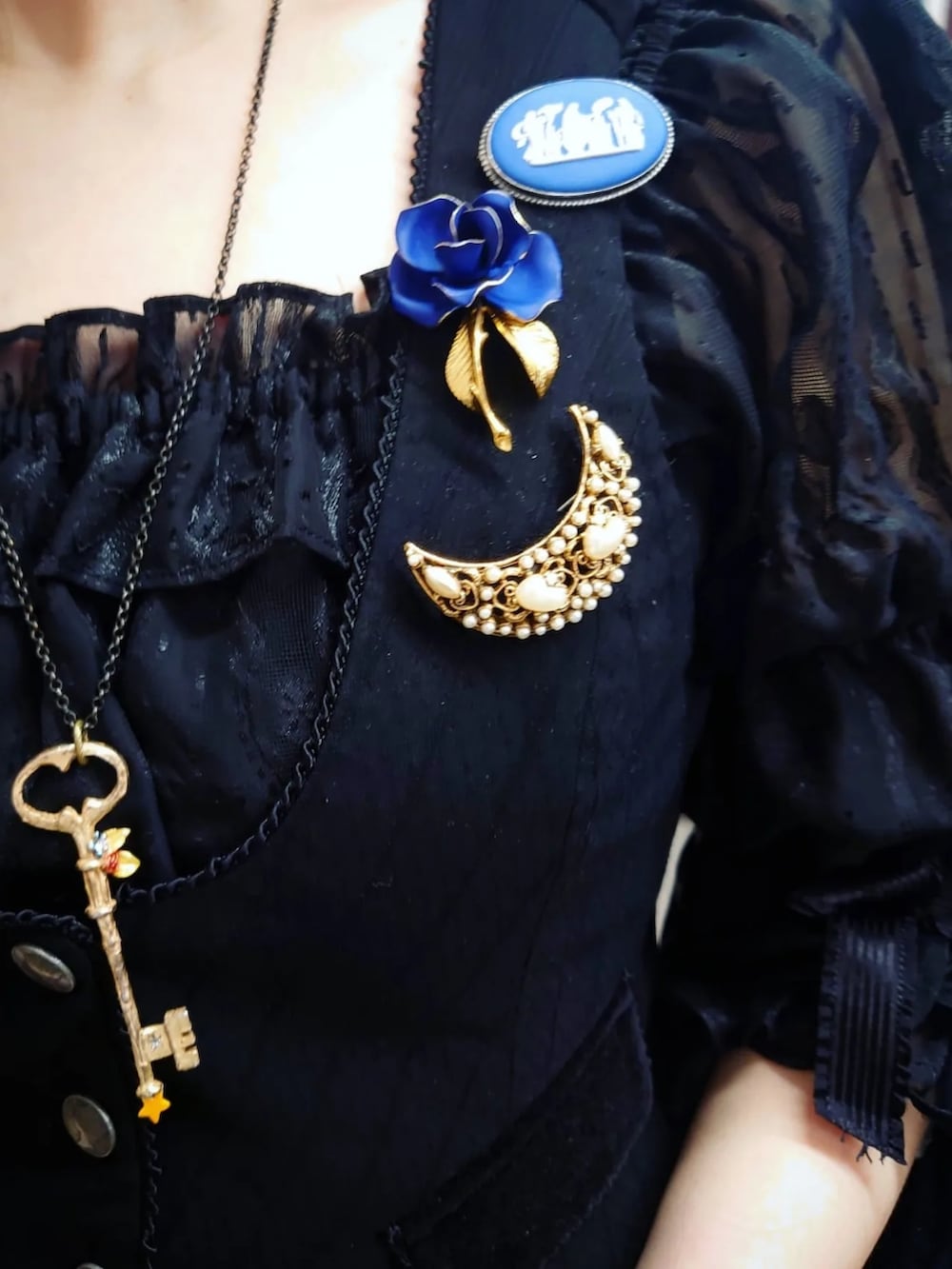 ブラウン系のハンドバッグ、ブラック系のブーツ、ブラック系のシャツ/ブラウスを着用したレディースの春コーディネートの3枚目の写真