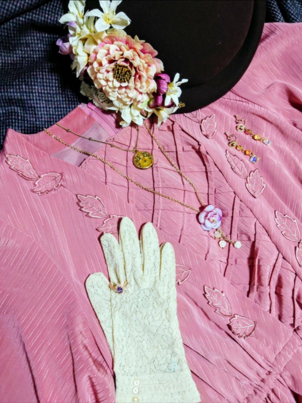 ベージュ系のブーティ、ピンク系のワンピース、ピンク系のブローチ/コサージュを着用したレディースの冬コーディネートの2枚目の写真