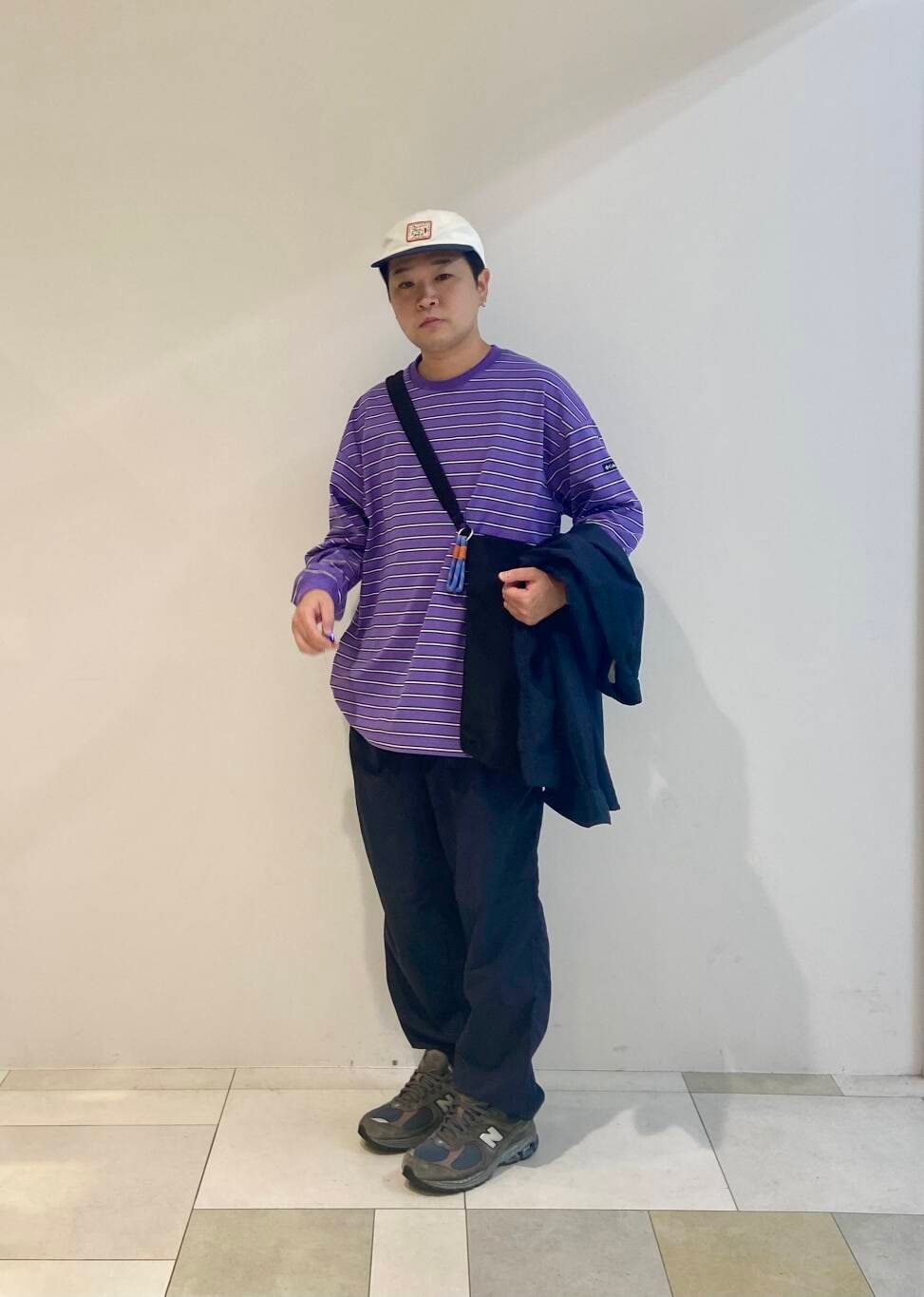 ブルー系のシャツ/ブラウス、ブルー系のその他パンツ、パープル系のTシャツ/カットソーを着用したメンズの夏コーディネートの2枚目の写真