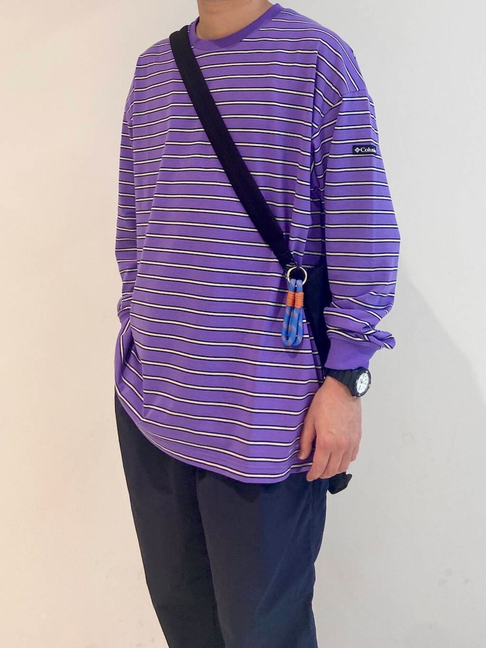 ブルー系のシャツ/ブラウス、ブルー系のその他パンツ、パープル系のTシャツ/カットソーを着用したメンズの夏コーディネートの4枚目の写真