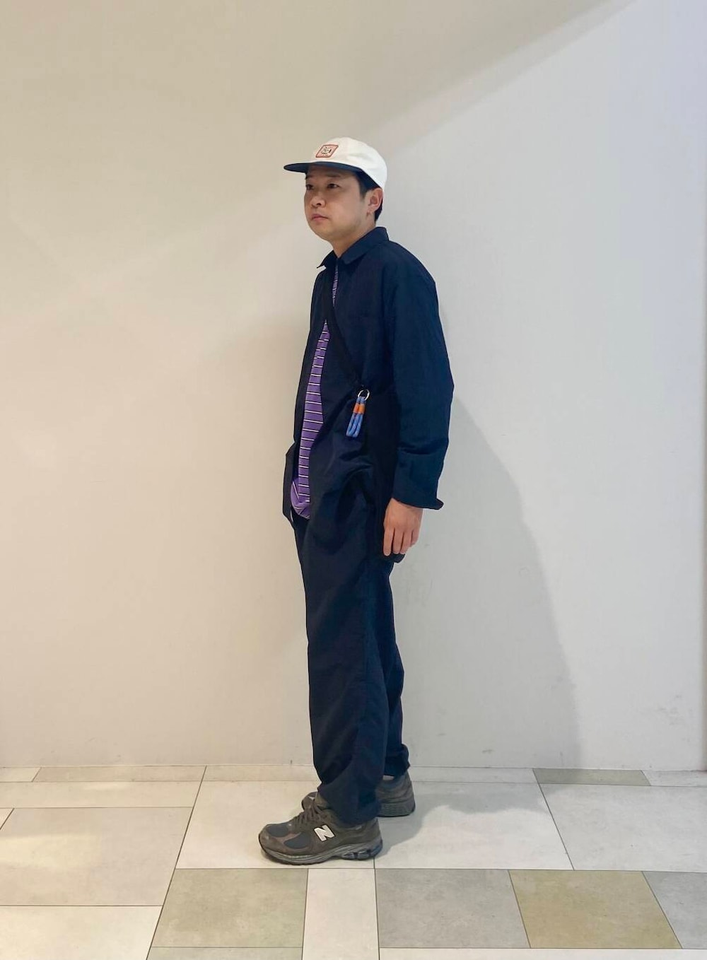 ブルー系のシャツ/ブラウス、ブルー系のその他パンツ、パープル系のTシャツ/カットソーを着用したメンズの夏コーディネートの5枚目の写真