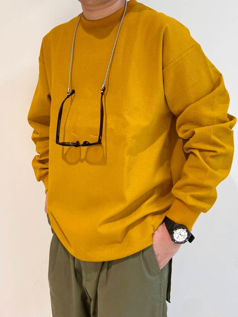 ブラウン系のスニーカー、ブラック系のキャップを着用したメンズの夏コーディネートの4枚目の写真