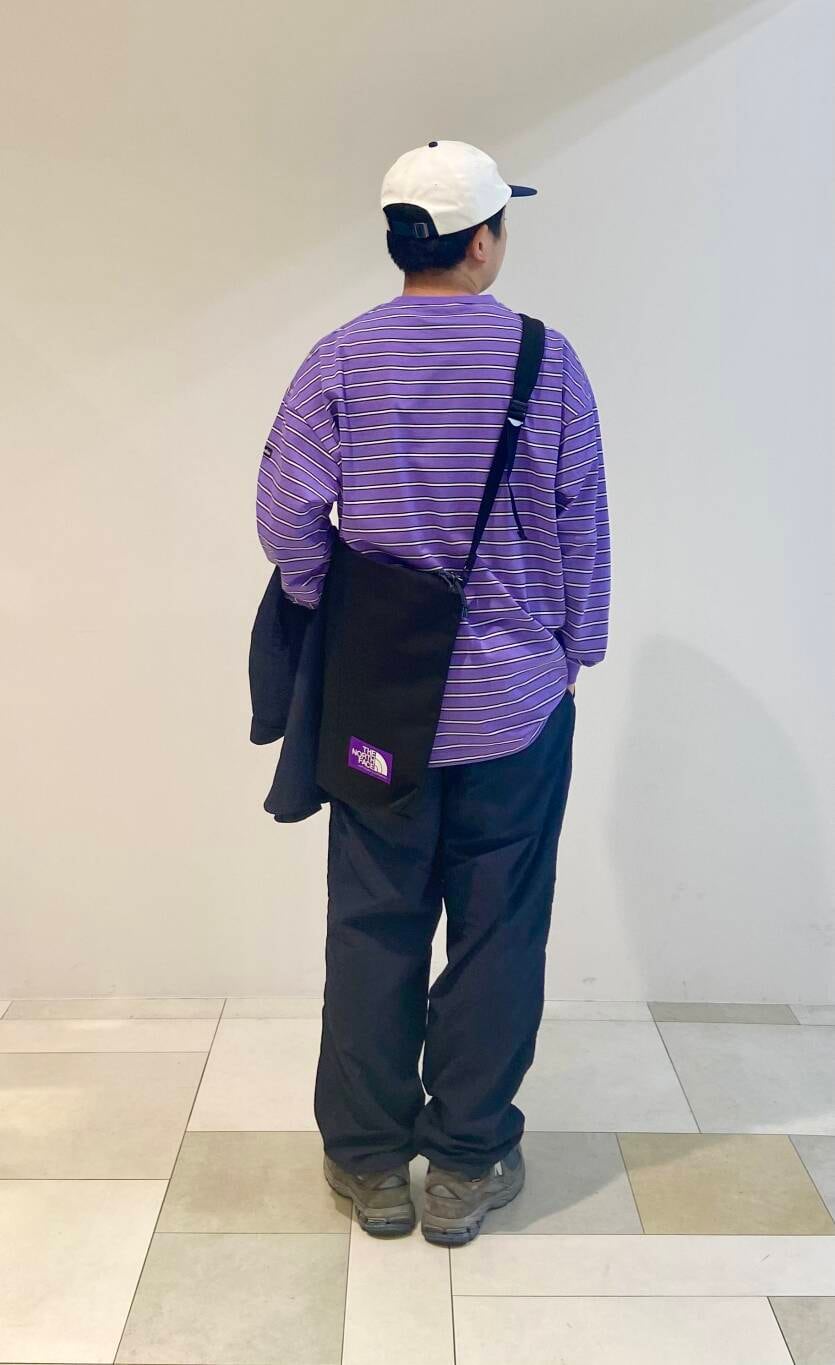 ブルー系のシャツ/ブラウス、ブルー系のその他パンツ、パープル系のTシャツ/カットソーを着用したメンズの夏コーディネートの3枚目の写真