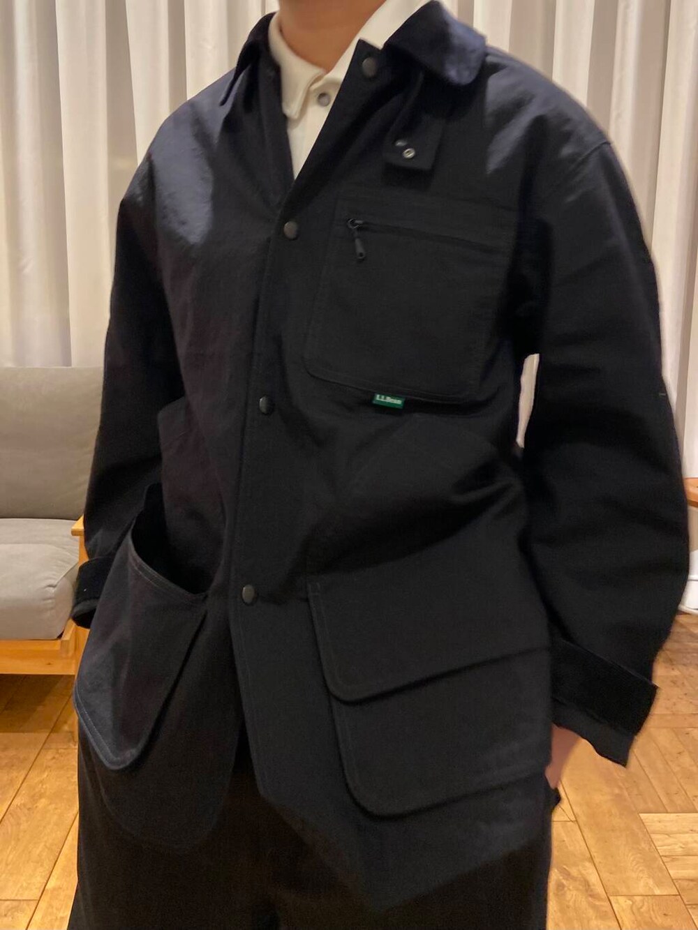 ホワイト系のスウェット、ブラック系のスニーカー、グレー系のテーラードジャケットを着用したメンズの冬コーディネートの3枚目の写真