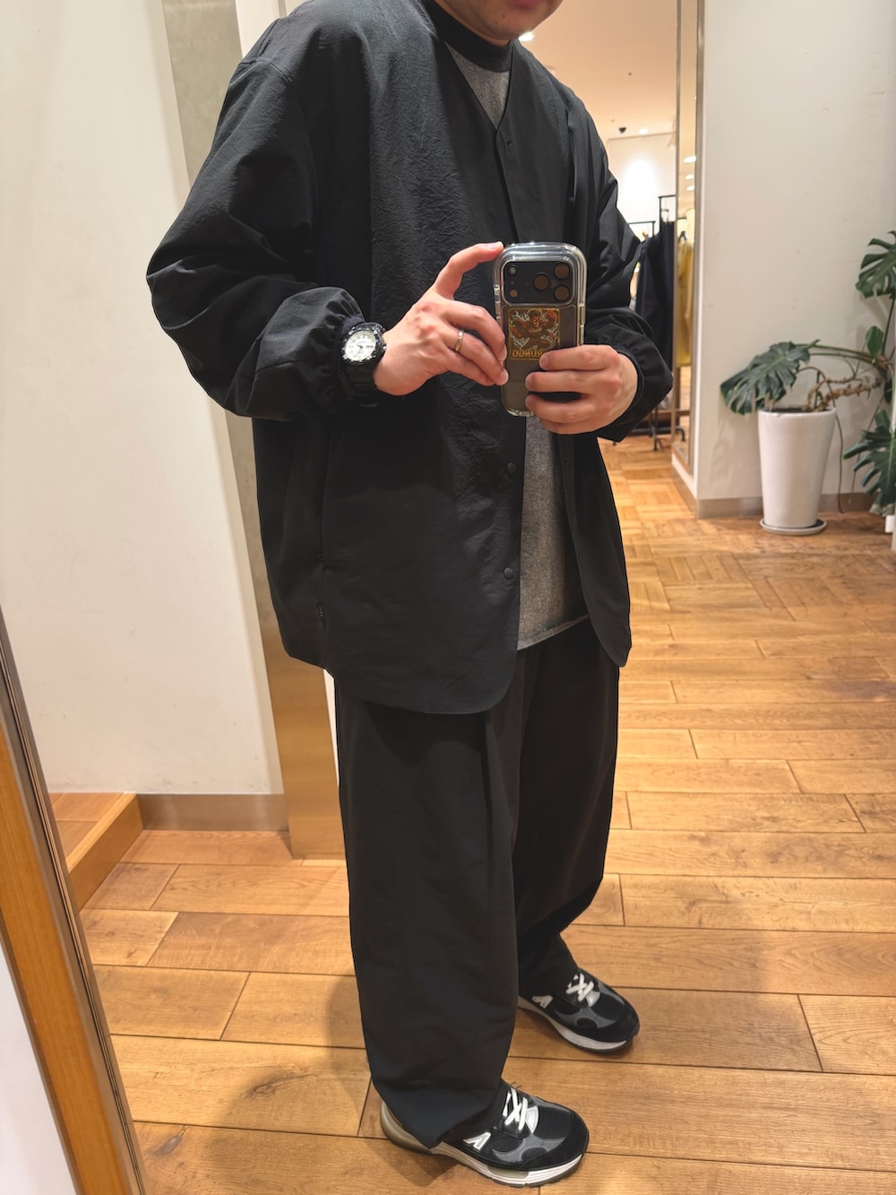 ブラック系のカーディガン/ボレロ、ブラック系のその他パンツ、グレー系のTシャツ/カットソーを着用したメンズの春コーディネートの2枚目の写真