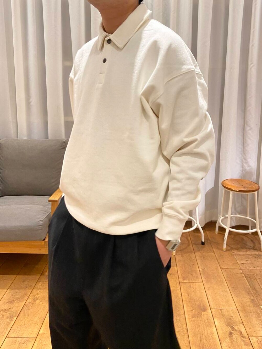 ホワイト系のスウェット、ブラック系のスニーカー、グレー系のテーラードジャケットを着用したメンズの冬コーディネートの4枚目の写真