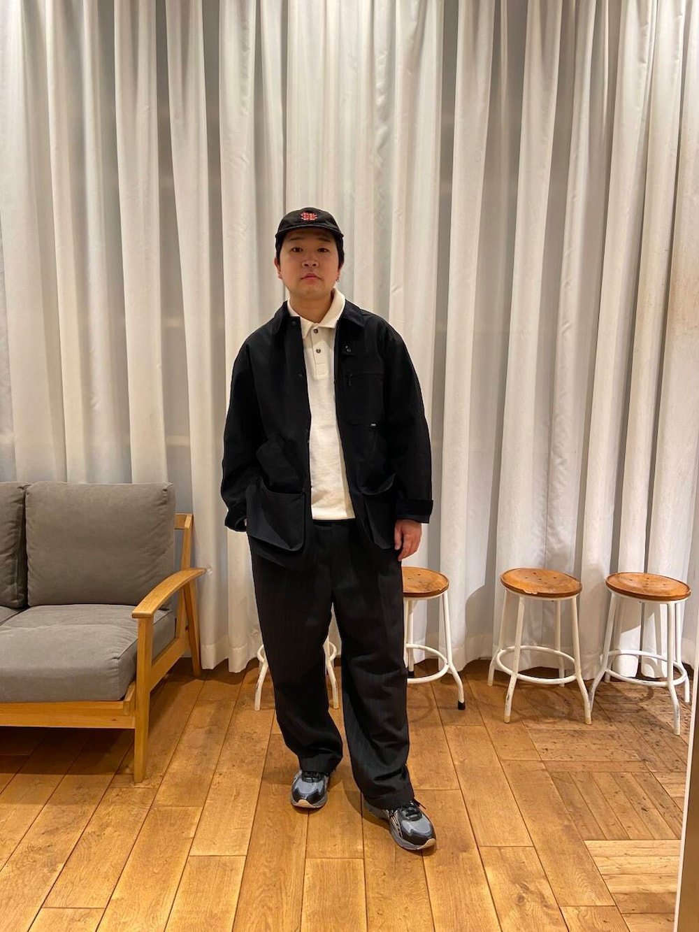 ホワイト系のスウェット、ブラック系のスニーカー、グレー系のテーラードジャケットを着用したメンズの冬コーディネートの2枚目の写真